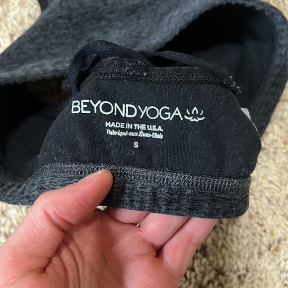 Hardly worn Beyond Yoga super soft strappy back sports bra in size S! - Picture 5 of 6